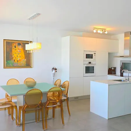 Luxury & Private Heatable Pool In