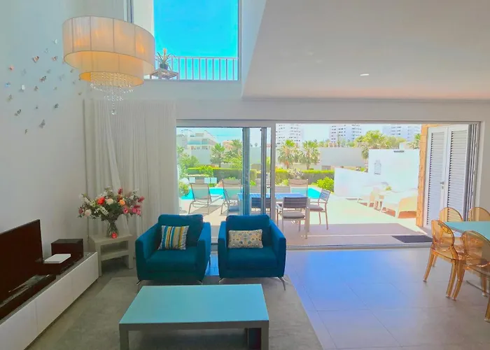 Luxury & Private Heatable Pool In Villa